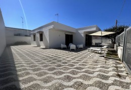Villa Merlera sulla spiaggia di Porto Cesareo tre camere letto e Giardino