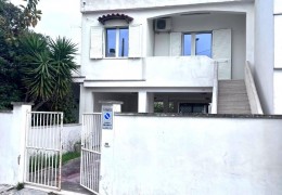 Appartamento in centro a San Foca con posto auto e veranda 270 m dalla sabbia Indipendente