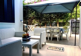 Villino Giovy a Torre dell'Orso Piano Terra doppi servizi giardino